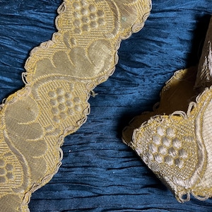 2 meters of wide Antique braid trim, scalloped edge