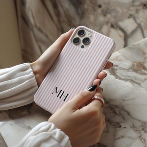 Gepersonaliseerde telefoonhoes met monogram, trendy roze en witte streep, aanpasbare iPhone, Samsung, Google, cadeau voor haar, gepersonaliseerd cadeau