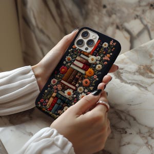 Borduurboek bloem telefoonhoesje, iPhone 16, Google Pixel, Samsung, Cottagecore Cover, Book Lover, Floral esthetiek, 3D-look, cadeau voor haar