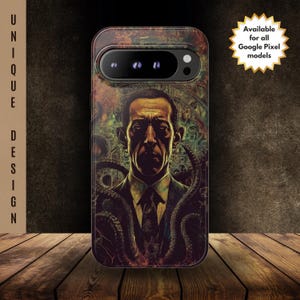 Może przedstawiać: Etui na telefon z portretem mężczyzny w garniturze z mackami, w odcieniach brązu, zieleni i złota. Etui ma napis "UNIQUE DESIGN" z boku i gwiazdę z tekstem "Available for all Google Pixel models".