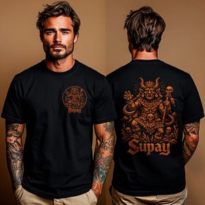 Puede incluir: Camiseta negra con una ilustración naranja de una figura con cuernos con calaveras y la palabra "Supay". El diseño está en la parte delantera y trasera. La camiseta la lleva una persona tatuada.