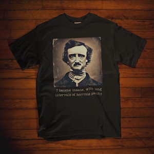 Koszulka z gotyckim nadrukiem Edgara Allana Poe ze słynnym cytatem w stylu vintage dla miłośników książek Prezent dla miłośników literatury Poe Koszulka z cytatem literackim Pomysł na prezent dla miłośników książek