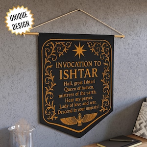 以下が含まれることがあります： 金色のテキストと花柄のデザインが施された黒いバナー。「INVOCATION TO ISHTAR」と書かれており、天の女王であるイシュタルへの祈りが含まれています。吊り下げには木の棒と紐を使用。バナーには「UNIQUE DESIGN」のタグが付いています。