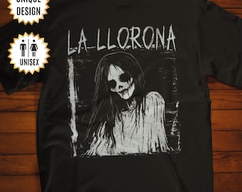 Könnte beinhalten: Schwarzes T-Shirt mit einem weißen Grafikdruck einer Frau mit langen Haaren und einem gespenstischen Ausdruck. Der Text "LA LLORONA" ist über dem Grafikdruck gedruckt.