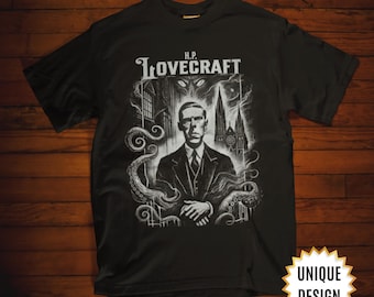 Puede incluir: Camiseta negra con un gráfico detallado de H.P. Lovecraft con traje, rodeado de tentáculos y arquitectura gótica. El texto "H.P. Lovecraft" está arqueado sobre la imagen. Una pegatina de "UNIQUE DESIGN" está en la parte inferior derecha.