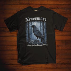 Nevermore The Raven autorstwa Edgara Allana Poe Słynny cytat T-shirt Prezent dla miłośników książek, Dark Academia, Pomysł na prezent z gotycką poezją, Gotycka koszulka unisex