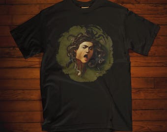 Camiseta Medusa de Caravaggio - Camiseta com estampa da famosa pintura, criatura mitológica, presente barroco para amantes da arte, peça icônica de vestuário de belas artes.