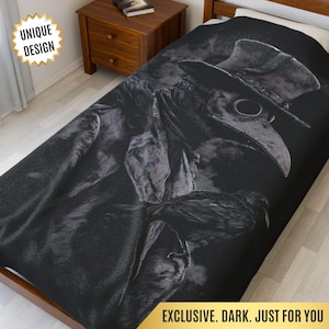 Könnte beinhalten: Schwarz-graue Bettwäsche mit einer detaillierten Illustration eines Pestdoktors und eines Raben. Das Design umfasst eine Pestdoktormaske und einen Hut, mit dem Text "UNIQUE DESIGN" und "EXCLUSIVE. DARK. JUST FOR YOU".