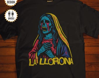 Könnte beinhalten: Schwarzes Unisex-T-Shirt mit einer Grafik einer weinenden Figur mit blauer Haut, roten Tränen und gelbem Haar. Der Text "LA LLORONA" ist gelb gedruckt. Das Shirt hat ein einzigartiges Design.