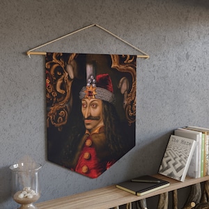 Könnte beinhalten: Ein Wandteppich mit einem Porträt eines Mannes mit dunklen Haaren und einer rot-goldenen Krone. Er trägt eine rot-goldene Robe und hat einen ernsten Gesichtsausdruck. Der Hintergrund ist dunkelbraun mit goldenen Akzenten.