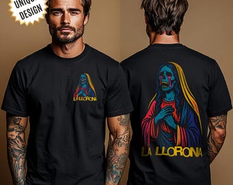 Könnte beinhalten: Schwarzes T-Shirt mit einem farbenfrohen La Llorona-Motiv auf Vorder- und Rückseite. Das Design zeigt eine weinende Figur mit blauer Haut, einer gelben Kopfbedeckung und dem Text "LA LLORONA". Das T-Shirt hat ein einzigartiges Design.