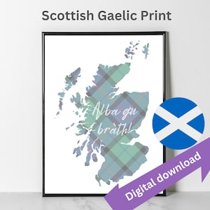 Puede incluir: Una impresión digital descargable de un mapa de Escocia con un patrón de tartán y el texto "Alba gu bràth!" en blanco. El mapa está rodeado por un marco negro y una bandera escocesa está en la esquina.