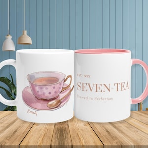 SEVEN-THEE verjaardag 1955 roze theekop voor 70e verjaardagscadeau voor ZEVENTIEFSTE verjaardag mok 70e verjaardag thee woordspeling cadeau voor 70e verjaardag mugvol