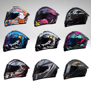 Puede incluir: Una colección de nueve cascos integrales para motocicleta dispuestos en una cuadrícula de tres por tres. Cada casco presenta un diseño gráfico único, incluyendo patrones con gatos, peces koi, formas abstractas, dientes y lobos.