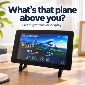 Puede incluir: Una pantalla digital negra sobre un soporte que muestra datos de seguimiento de vuelos en vivo, incluyendo un gráfico de un Boeing 747 de UPS, el vuelo UPS213, la ruta de SDF a CGN, una altitud de 37,625 ft y una velocidad de 674 mph.