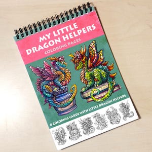 アーティストの小さなドラゴンヘルパー - 大人のストレス解消リラックスぬり絵ページ - 段ボール封筒マーカー水彩画の紙カードのぬり絵