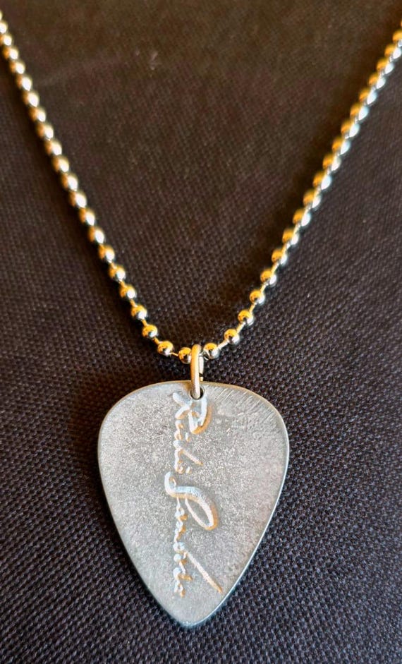 即決 BonJovi 限定2体パック RICHIE SAMBORA Bon Jovi Richie Sambora Pendant With Zamak Pick, 48 Cm. LAST STOCK