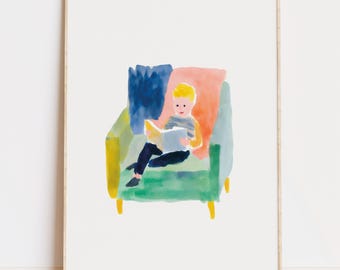 Puede incluir: Pintura a la acuarela de un niño leyendo un libro en un sillón colorido. La silla es verde, amarilla y azul, con un cojín rosa y azul. El niño lleva una camisa a rayas y pantalones oscuros.
