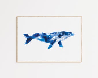 Könnte beinhalten: Aquarellmalerei eines Blauwals auf weißem Hintergrund, gerahmt in hellem Holz. Der Wal ist in Blautönen dargestellt, mit detaillierten Linien, die seine Form und Textur andeuten. Das Kunstwerk ist eine Illustration zum Thema Meer.