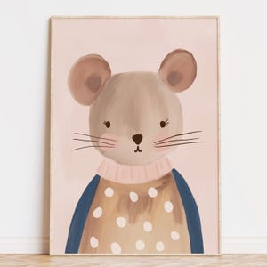 Puede incluir: Ilustración enmarcada de un ratón con cuerpo marrón claro, orejas grandes y un suéter rosa. El ratón lleva una camisa marrón con lunares blancos y mangas azules. El fondo es de color rosa suave.