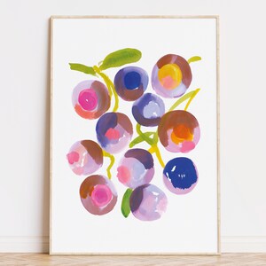 Può includere: Un dipinto ad acquerello incorniciato di un grappolo di frutta stilizzata. La frutta è raffigurata in tonalità di viola, rosa, marrone e giallo, con foglie e steli verdi. L'opera d'arte è ambientata su uno sfondo bianco.