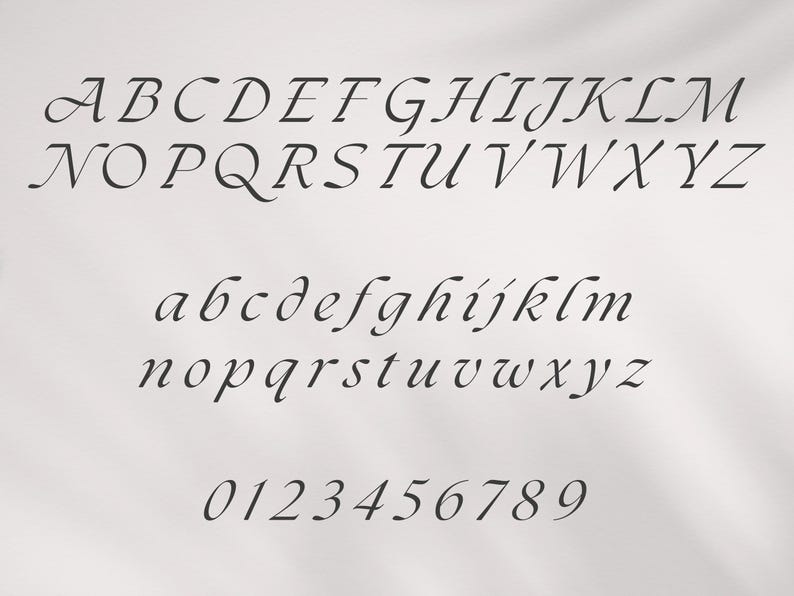 K&ouml;nnte beinhalten: Eine schwarze, elegante Serifenschrift auf wei&szlig;em Hintergrund. Das Bild zeigt Gro&szlig;- und Kleinbuchstaben des Alphabets sowie die Zahlen 0 bis 9. Die Schriftart hat einen klassischen, kalligraphischen Stil.