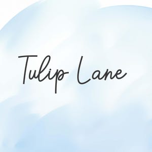 Könnte beinhalten: Ein Grafikdesign mit dem Text Tulip Lane in einer dunkelgrauen Schreibschrift. Der Hintergrund besteht aus weichen, ineinander verlaufenden Aquarell-Pinselstrichen in verschiedenen hellblauen und weißen Farbtönen, die einen glatten Effekt erzeugen.