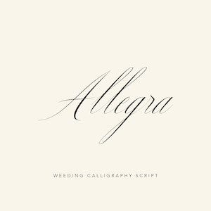 Puede incluir: Diseño de caligrafía elegante con la palabra "Allegra" en una escritura fluida. Debajo, el texto "WEEDING CALLIGRAPHY SCRIPT" en una fuente sans-serif más pequeña. El fondo es de un color blanco roto suave.