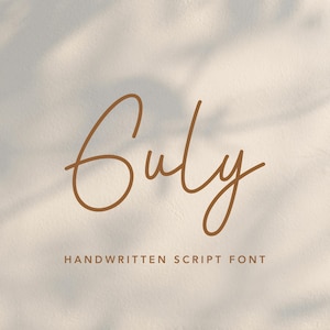 Puede incluir: Fuente manuscrita marrón con la palabra "July" y el texto "Handwritten Script Font" sobre un fondo beige. La fuente tiene un estilo fluido y elegante, adecuado para varios proyectos de diseño.