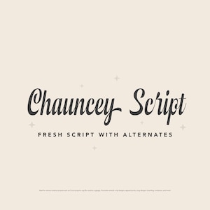 Puede incluir: Diseño gráfico digital con las palabras "Chauncey Script" en una fuente oscura y elegante. Debajo, el texto "FRESH SCRIPT WITH ALTERNATES" se muestra. El fondo es de color beige claro con pequeños acentos de estrellas.