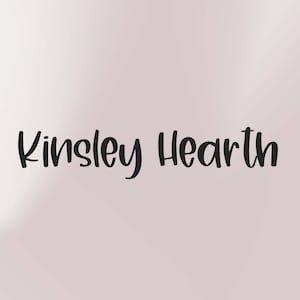 Könnte beinhalten: Der Text Kinsley Hearth ist in einer dunklen, handschriftlichen Schriftart in der Mitte vor einem weichen, hellen Hintergrund mit Farbverlauf dargestellt. Die Buchstaben sind schwarz und haben ein fließendes, kursives Design mit variierenden Strichstärken.