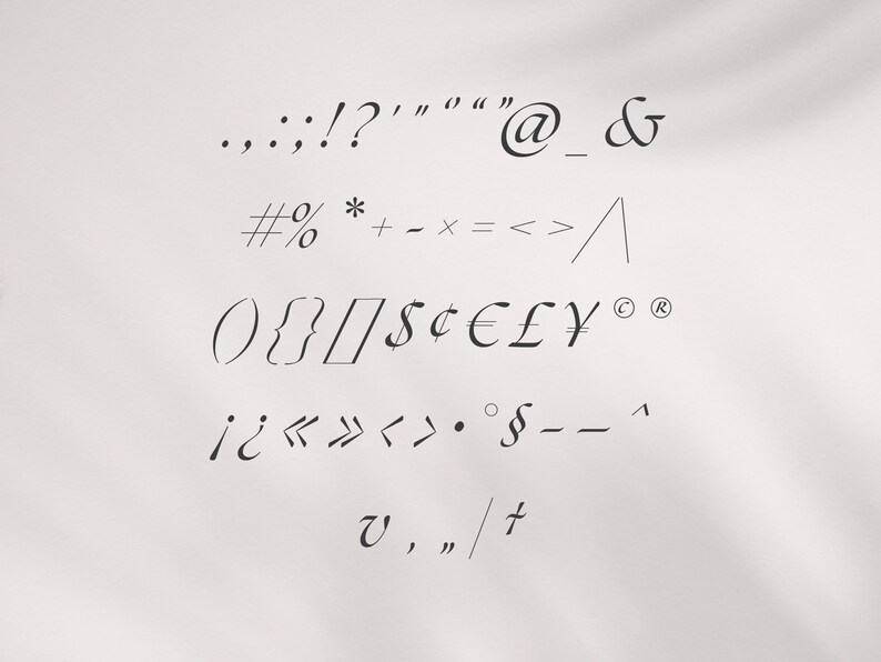 K&ouml;nnte beinhalten: Eine Sammlung verschiedener Satzzeichen und Symbole in handschriftlichem Stil. Das Bild enth&auml;lt Kommas, Semikolons, Fragezeichen, Anf&uuml;hrungszeichen, das At-Zeichen, das kaufm&auml;nnische Und, das Nummernzeichen, das Prozentzeichen und W&auml;hrungssymbole.