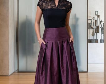 Gonna lunga in taffetà a vita alta, plissettata, con tasche laterali, adatta per occasioni formali.