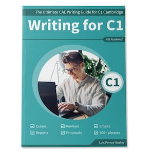 Puede incluir: Una cubierta de libro azul turquesa con el título "Writing for C1" y el subtítulo "The Ultimate CAE Writing Guide for C1 Cambridge". La cubierta presenta una foto de una persona escribiendo en una computadora portátil, con el texto "C1" en un círculo en la esquina superior derecha. El libro incluye secciones sobre ensayos, informes, reseñas, propuestas, correos electrónicos y más de 500 frases.
