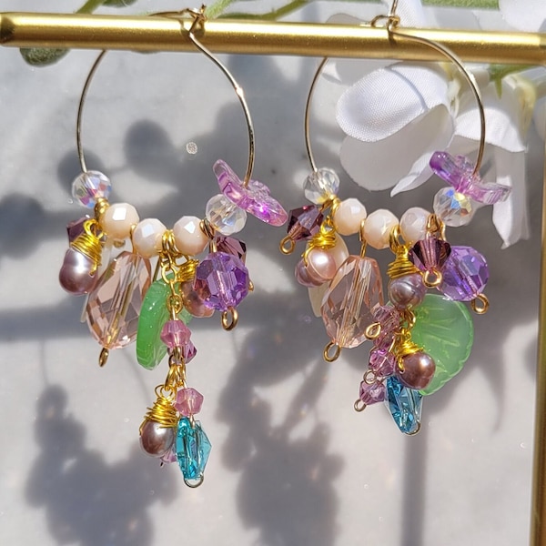 Creoles feeriques, perle d'eau douce, papillons en cristal Swarovski, feuille nacre, gouttes pièce unique