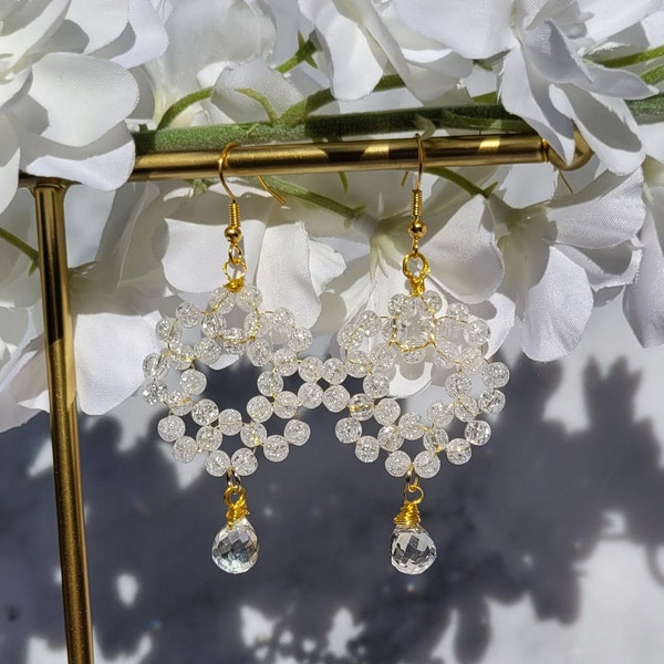 Couronne de perles craquelées blanches avec une goutte de cristal, parfait pour un mariage