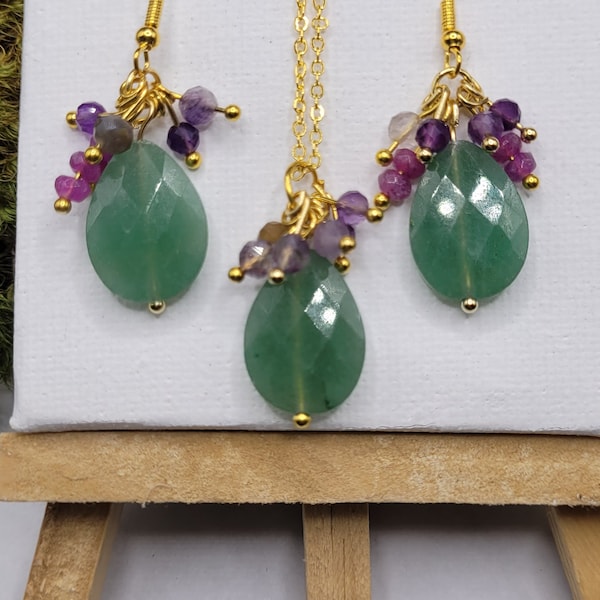 Ensemble pendentif et boucles d'oreilles assortis gouttes de jade et amethyste