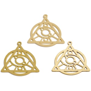 Puede incluir: Tres colgantes de metal dorado. Cada colgante presenta una forma triangular con un círculo y círculos más pequeños en el interior. Los colgantes tienen un pequeño lazo en la parte superior para sujetarlos a una cadena u otra joyería.