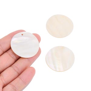 Colgante redondo de concha marina natural de 35 mm para fabricantes de joyas, dije de disco grande de concha blanca con orificio para pendientes DIY y joyas llamativas.