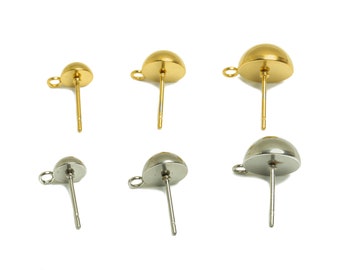 Könnte beinhalten: Sechs Ohrstecker, drei golden und drei silberfarben, mit abgerundeter Oberseite und einem Stift zum Befestigen an Ohrringen.