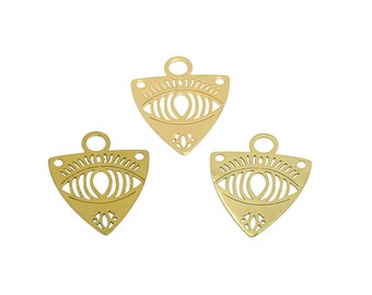 Peut inclure: Trois breloques triangulaires en métal de couleur dorée avec un motif d'œil. Chaque breloque a un trou en haut pour l'accrocher.