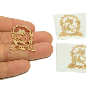Pode incluir: Tr&ecirc;s pingentes de metal dourado com uma raposa sentada em um livro com uma coroa de louro ao redor. Os pingentes est&atilde;o sobre um fundo branco.