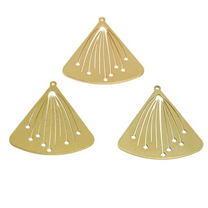 Könnte beinhalten: Drei goldene Metall-Anhänger in Dreiecksform mit einem fächerartigen Design und ausgeschnittenen Kreisen.