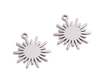 Puede incluir: Dos abalorios de metal plateado en forma de sol radiante con un centro redondo. Los abalorios tienen un pequeño bucle en la parte superior para sujetarlos a un collar o pulsera.
