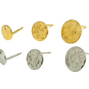 Op de afbeelding: Set van zes gouden en zilveren oorbel studs met een gehamerde textuur. De oorbellen zijn rond en hebben een eenvoudig post ontwerp.