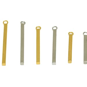 Peut inclure: Sept pendentifs en métal en forme de barre dorés et argentés avec une boucle en haut. Les barres sont de différentes longueurs.