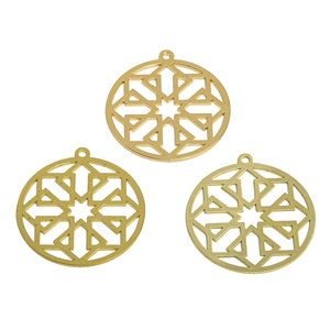 Könnte beinhalten: Drei goldene Metall-Dekor-Anhänger mit geometrischem Design. Jeder Anhänger hat eine runde Form mit einem sternförmigen Muster in der Mitte.