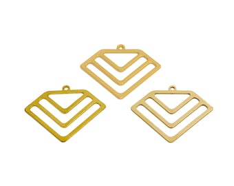 Könnte beinhalten: Drei geometrische Formen aus goldenem Metall mit einem Chevron-Muster. Die Formen haben die Form eines Diamanten mit einem Loch oben zum Aufhängen.