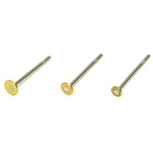 Puede incluir: Tres postes de pendientes de plata con tapas de color dorado. Los postes son de diferentes longitudes.