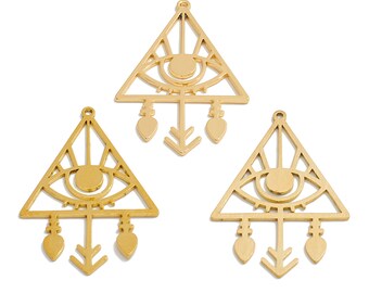 Peut inclure: Trois breloques en métal doré en forme de triangle avec un œil à l'intérieur et une flèche pendante avec deux cœurs de chaque côté.